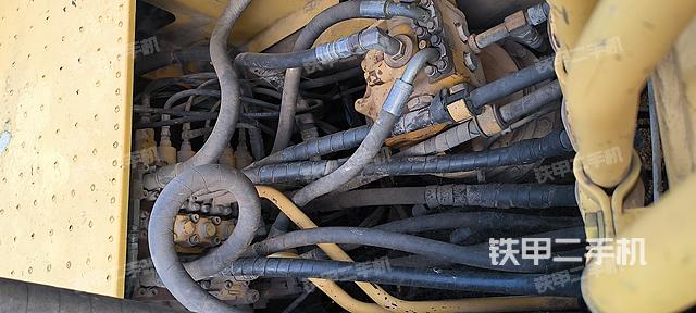 回转马达和主控阀（整机外观）