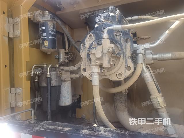 液压泵舱室正面整体（整机外观）