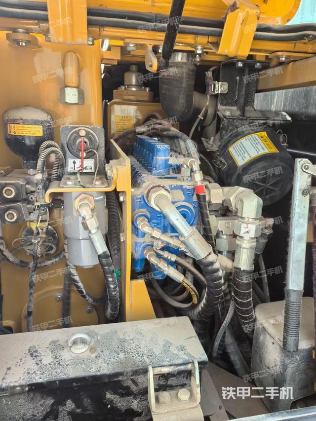 回转马达和主控阀（整机外观）