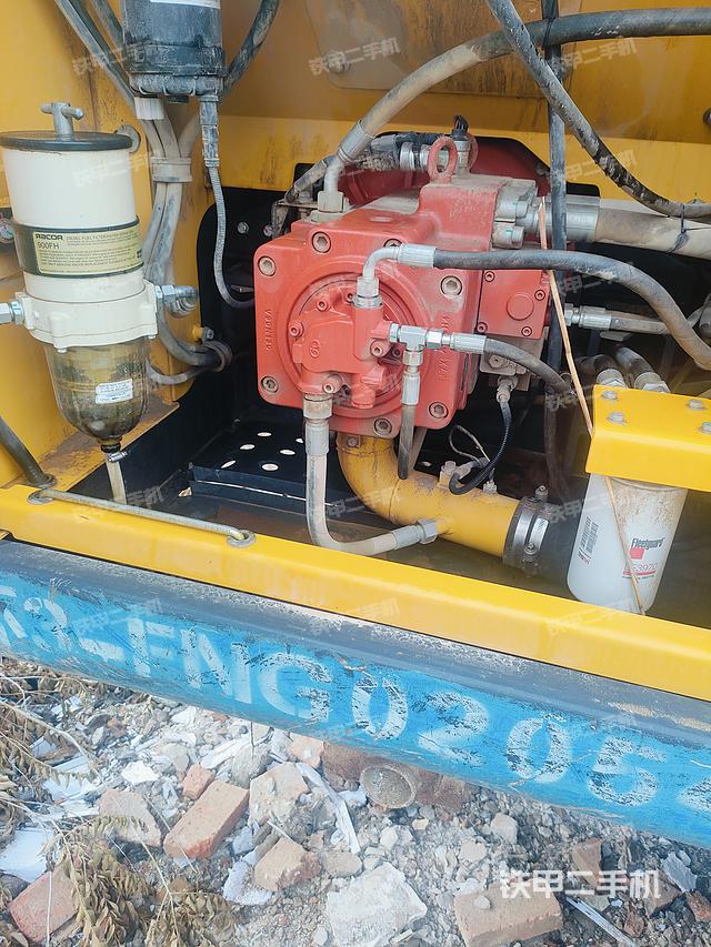 液压泵舱室正面整体（整机外观）