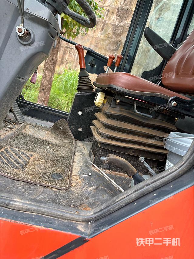 驾驶室操作台（设备外观及核心部件）