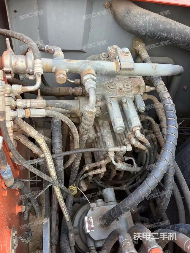 回转马达和主控阀（整机外观）