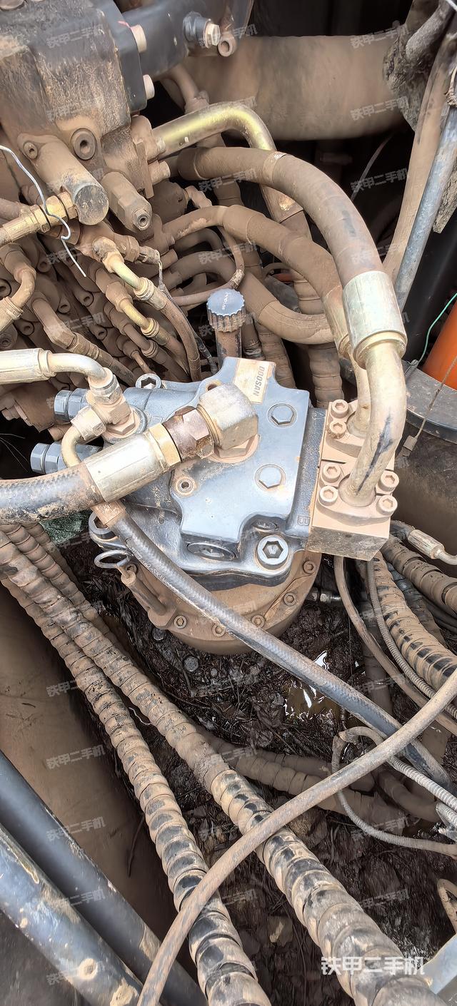 回转马达和主控阀（整机外观）