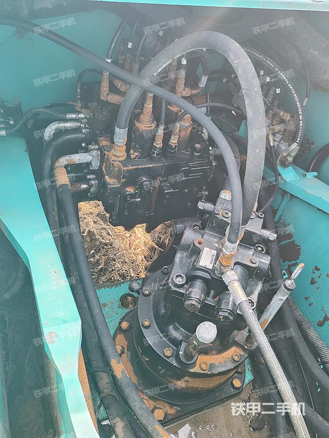 回转马达和主控阀（整机外观）