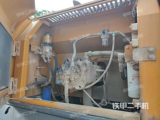 液压泵舱室正面整体（整机外观）