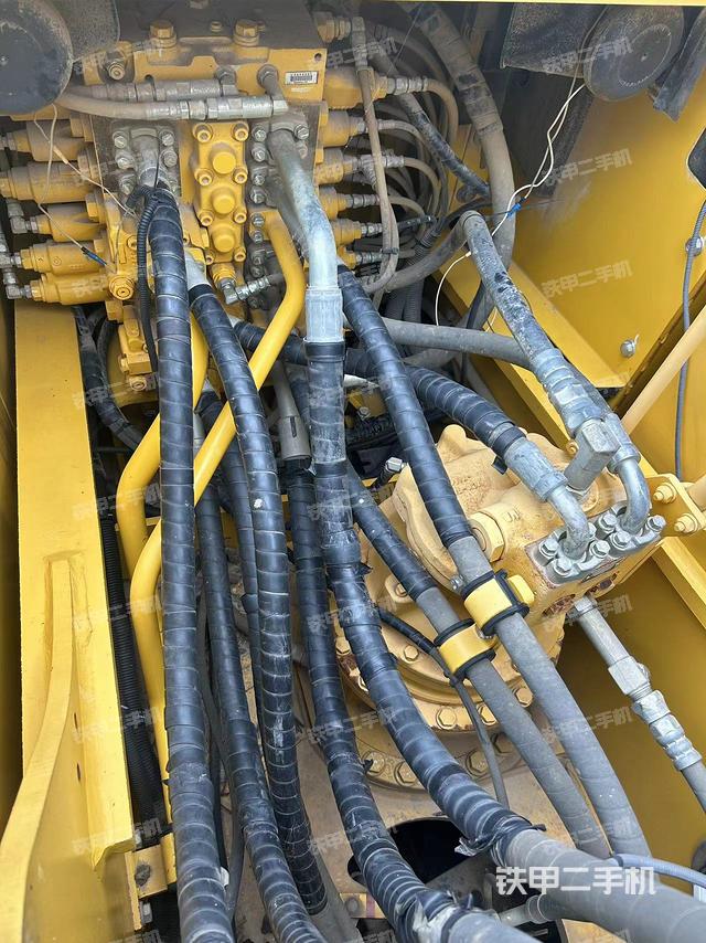 回转马达和主控阀（整机外观）