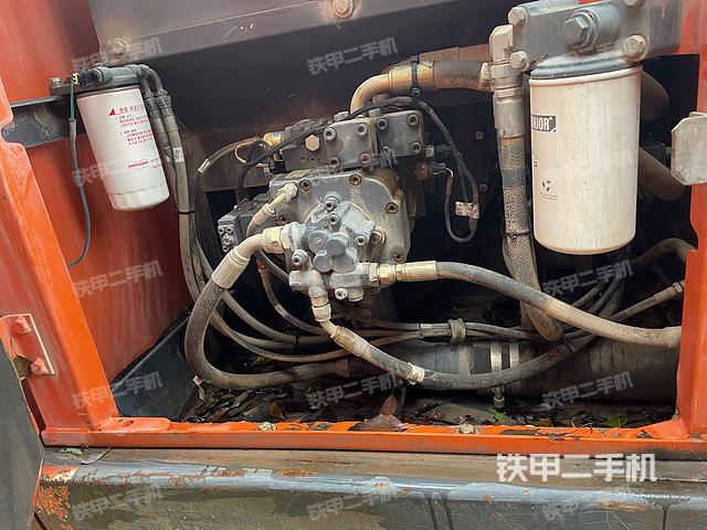 液压泵舱室正面整体（整机外观）