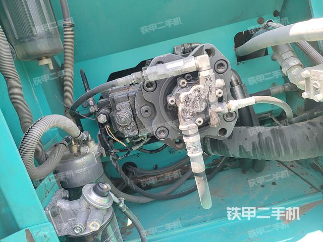 液压泵舱室正面整体（整机外观）