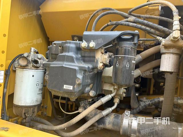 液压泵舱室正面整体（整机外观）