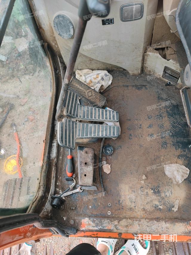 行走控制手柄和踏板?俯拍（駕駛室部分）