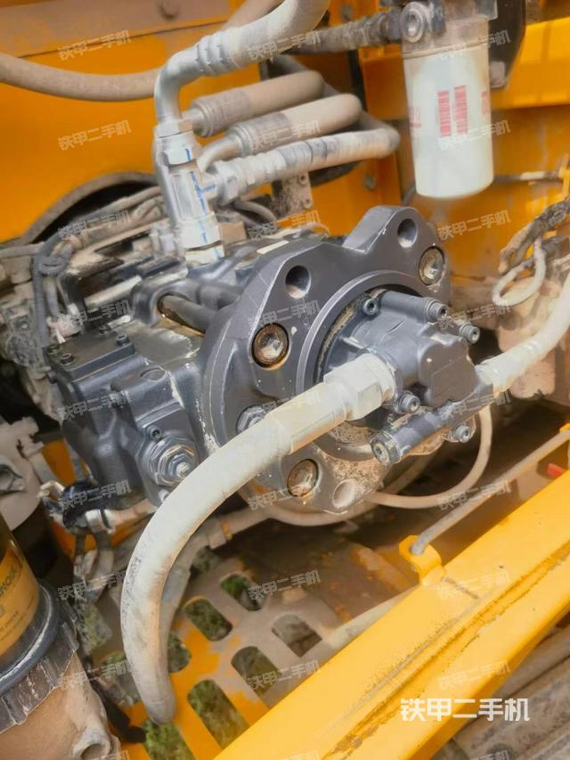 液压泵舱室正面整体（整机外观）