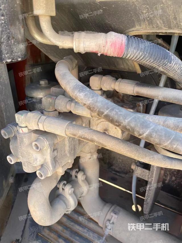 液压泵舱室正面整体（整机外观）