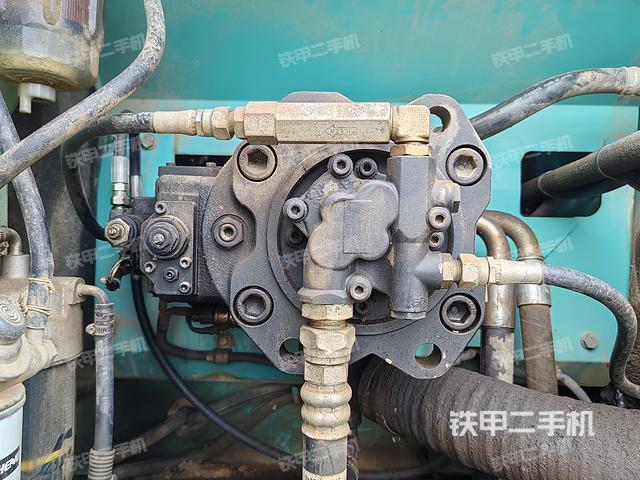 液压泵舱室正面整体（整机外观）