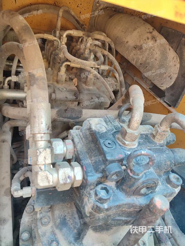 回转马达和主控阀（整机外观）