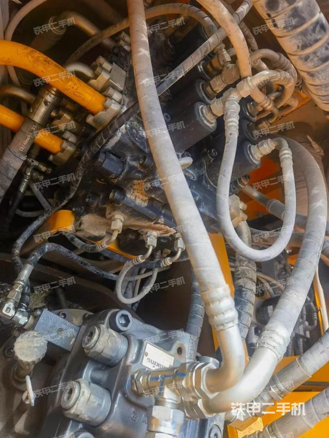 回转马达和主控阀（整机外观）