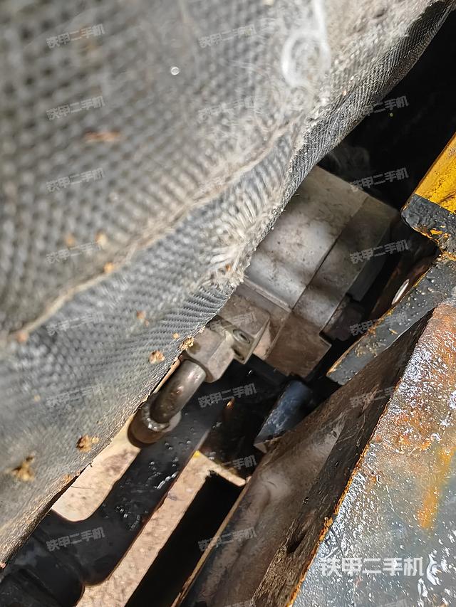 液压泵舱室正面整体（整机外观）