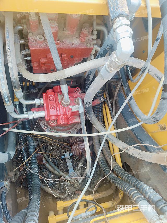 回转马达和主控阀（整机外观）