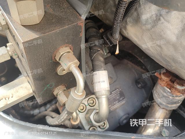 液压泵舱室正面整体（整机外观）