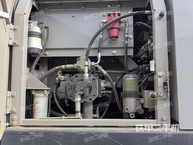 液压泵舱室正面整体（整机外观）