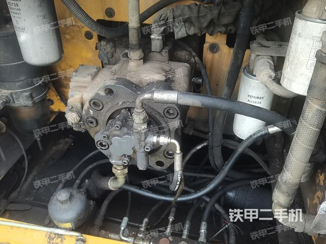 液压泵舱室正面整体（整机外观）