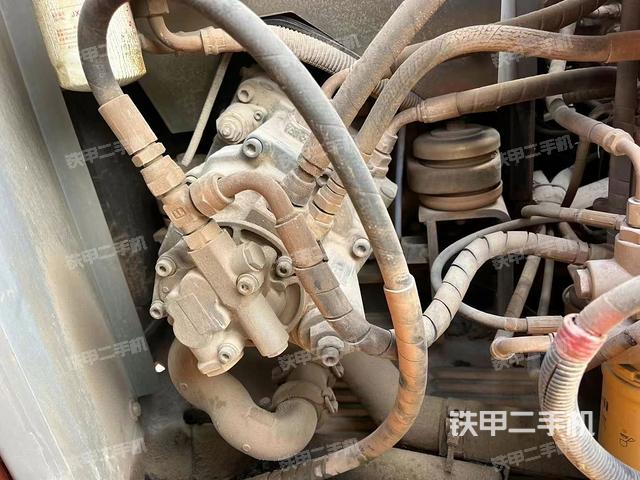 液压泵舱室正面整体（整机外观）
