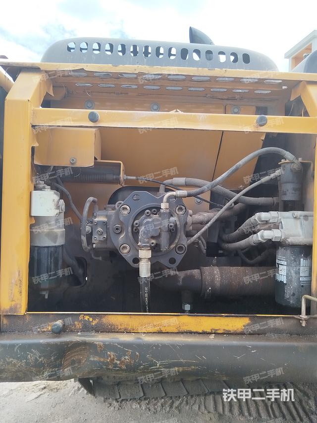 液压泵舱室正面整体（整机外观）