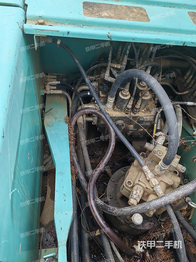 回转马达和主控阀（整机外观）