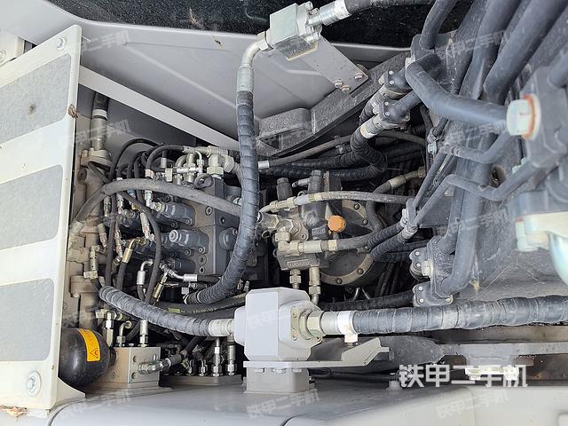 回转马达和主控阀（整机外观）