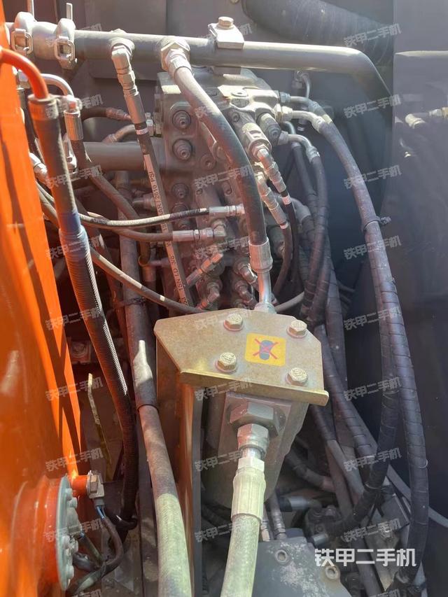 回转马达和主控阀（整机外观）