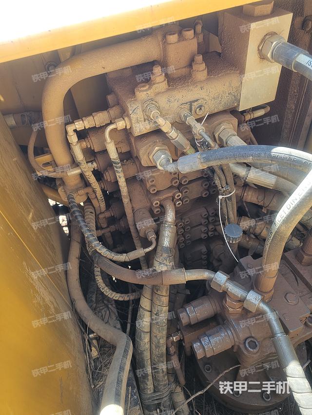 回转马达和主控阀（整机外观）