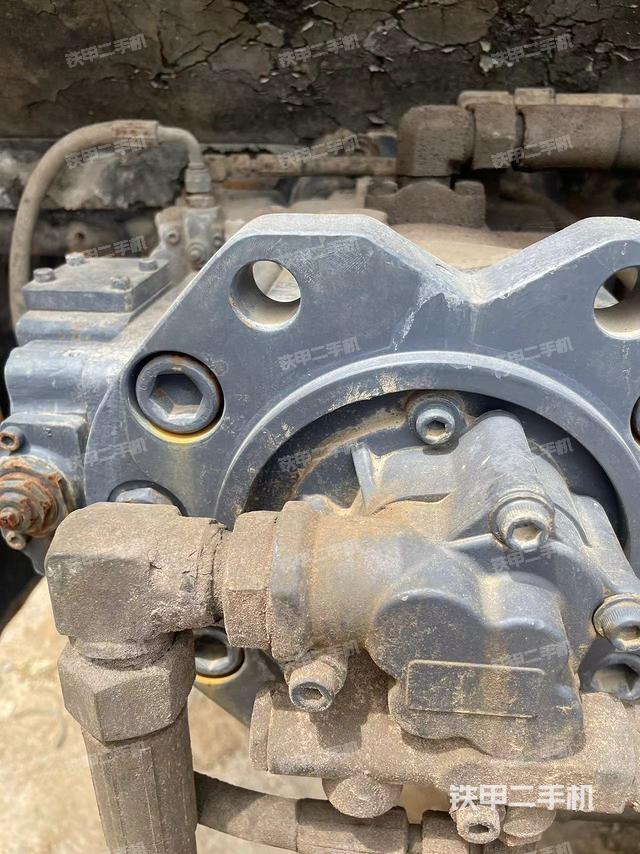 液压泵舱室正面整体（整机外观）