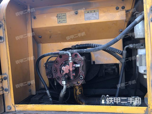 液压泵舱室正面整体（整机外观）