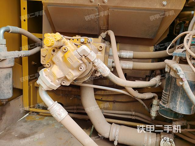 液压泵舱室正面整体（整机外观）