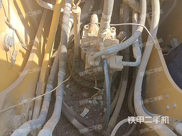 回转马达和主控阀（整机外观）