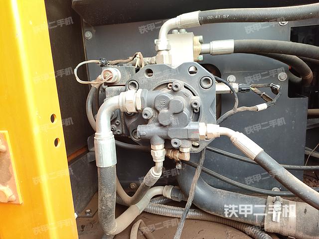 液压泵舱室正面整体（整机外观）