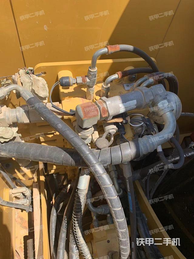 回转马达和主控阀（整机外观）