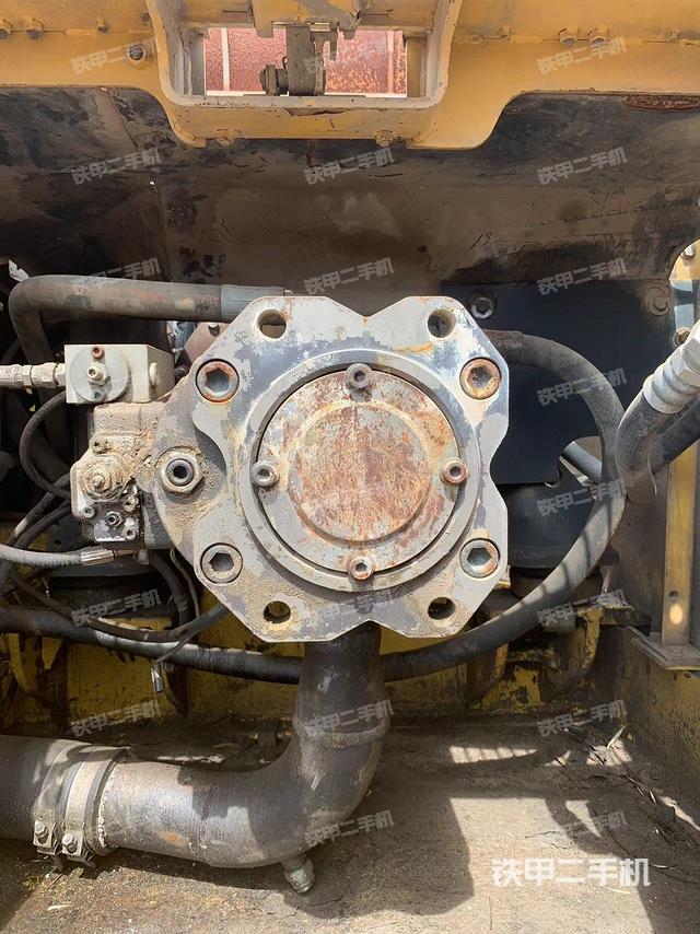 液压泵舱室正面整体（整机外观）