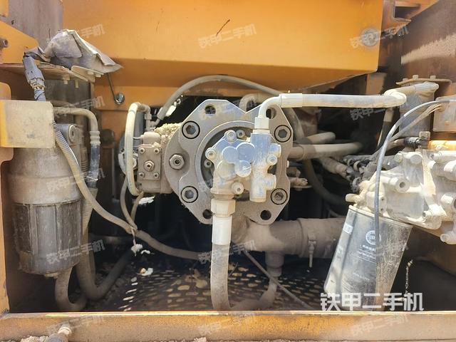 液压泵舱室正面整体（整机外观）