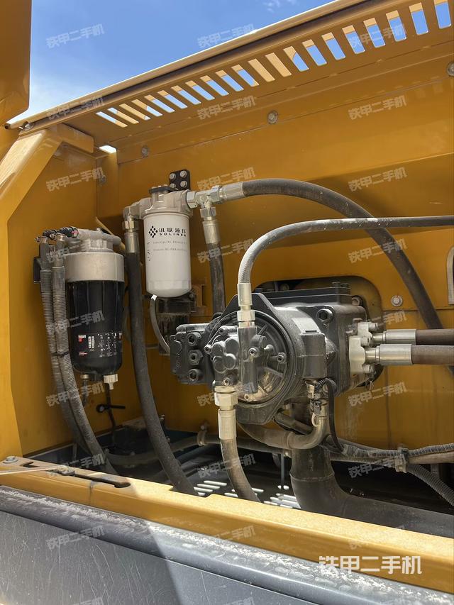 液压泵舱室正面整体（整机外观）