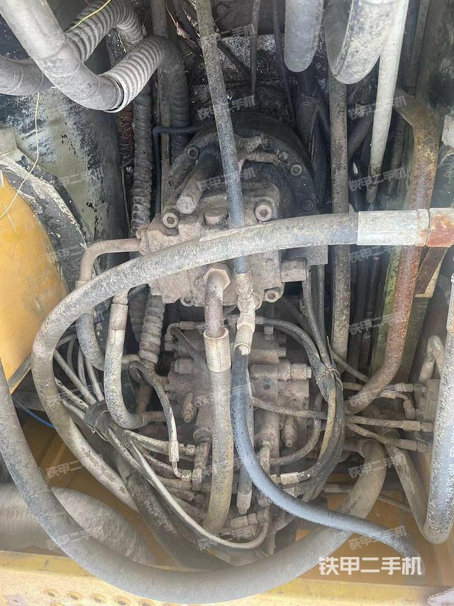 回转马达和主控阀（整机外观）