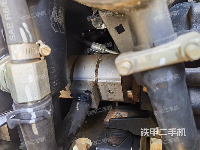 液压泵舱室正面整体（整机外观）