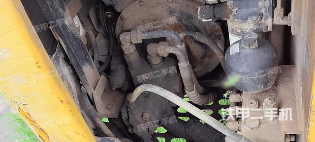 液压泵舱室正面整体（整机外观）