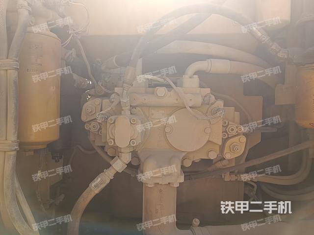 液压泵舱室正面整体（整机外观）