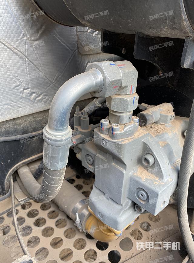 液压泵舱室正面整体（整机外观）