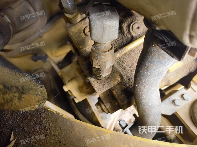 液压泵舱室正面整体（整机外观）