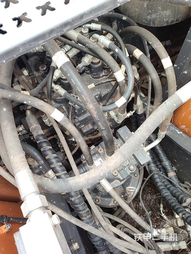 回转马达和主控阀（整机外观）