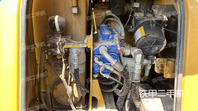 回转马达和主控阀（整机外观）