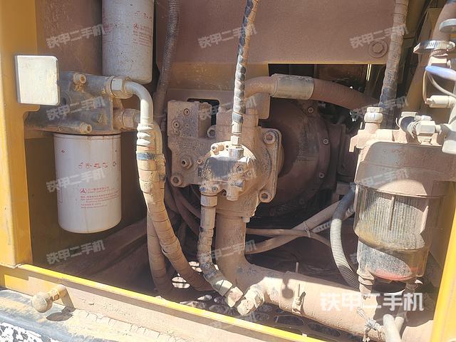 液压泵舱室正面整体（整机外观）