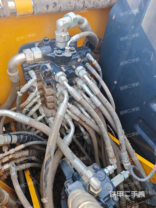 回转马达和主控阀（整机外观）