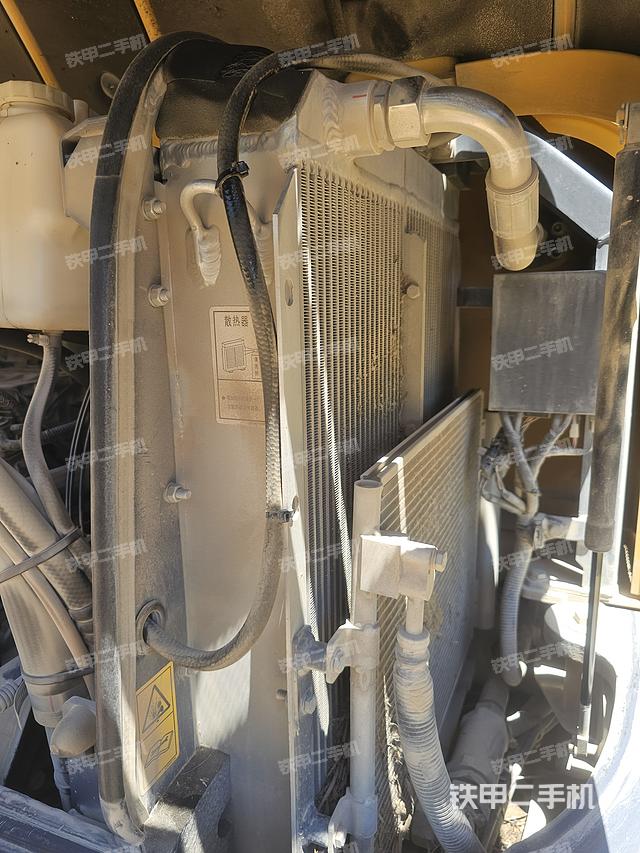 回转马达和主控阀（整机外观）